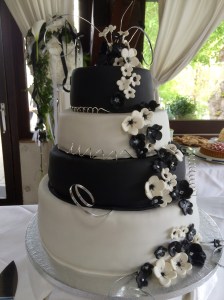 Hochzeitstorte schwarz & weiß