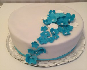 Fondanttorte mit Blumen